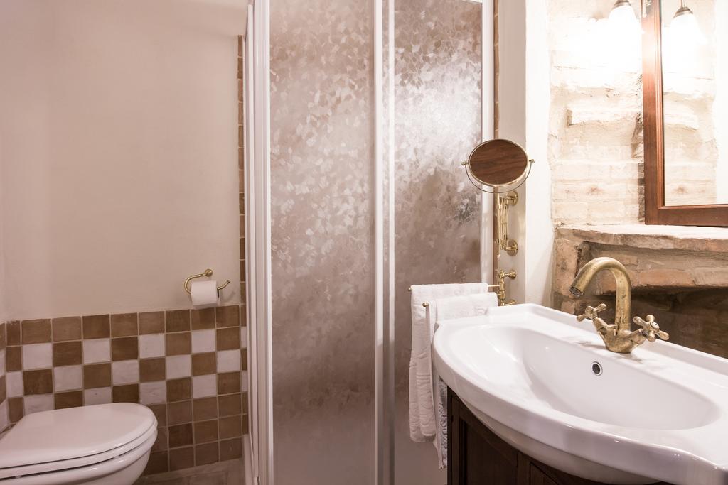 Domus In Castro Bed & Breakfast Montecchio  Ruang foto