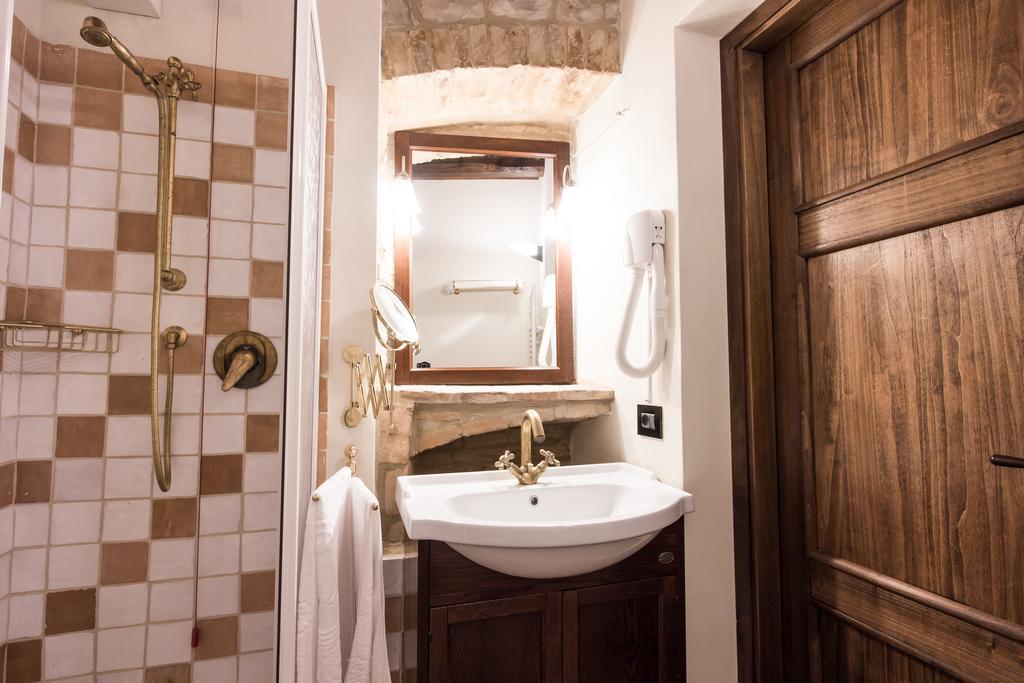 Domus In Castro Bed & Breakfast Montecchio  Ruang foto